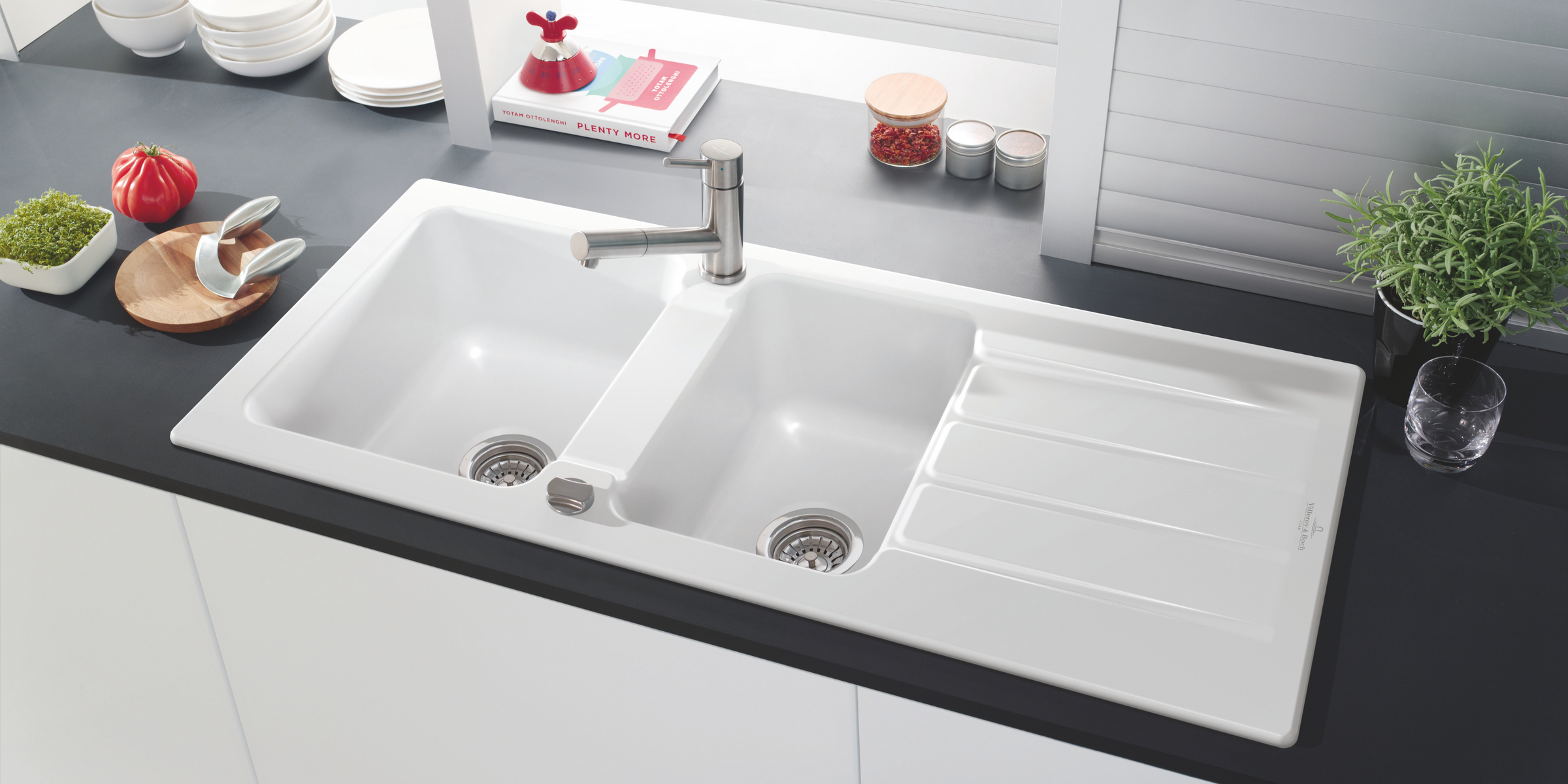 Evier céramique blanc Villeroy & Boch ARCHITECTURA 2 bacs 1 égouttoir dans une cuisine blanche avec plan de travail noir