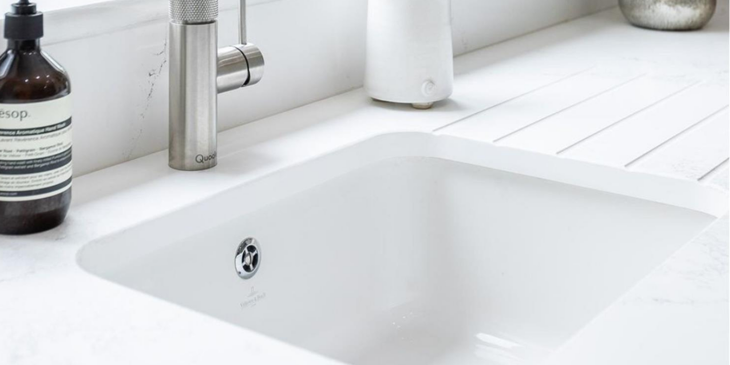 Focus sur l'évier sous-plan céramique blanc Villeroy & Boch CISTERNA 1 bac 550x440 dans une cuisine blanche
